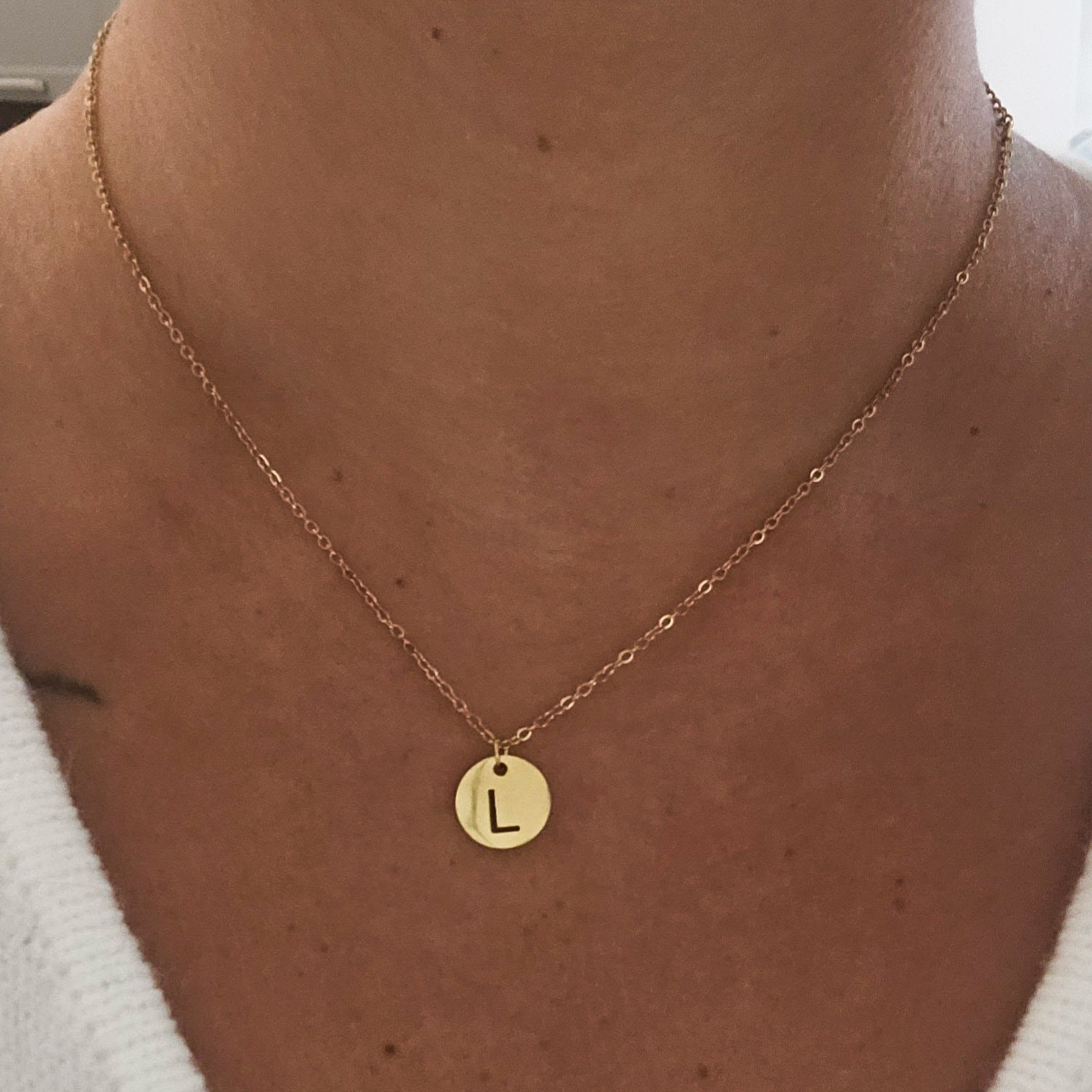 Collier médaille lettre - les precieuses