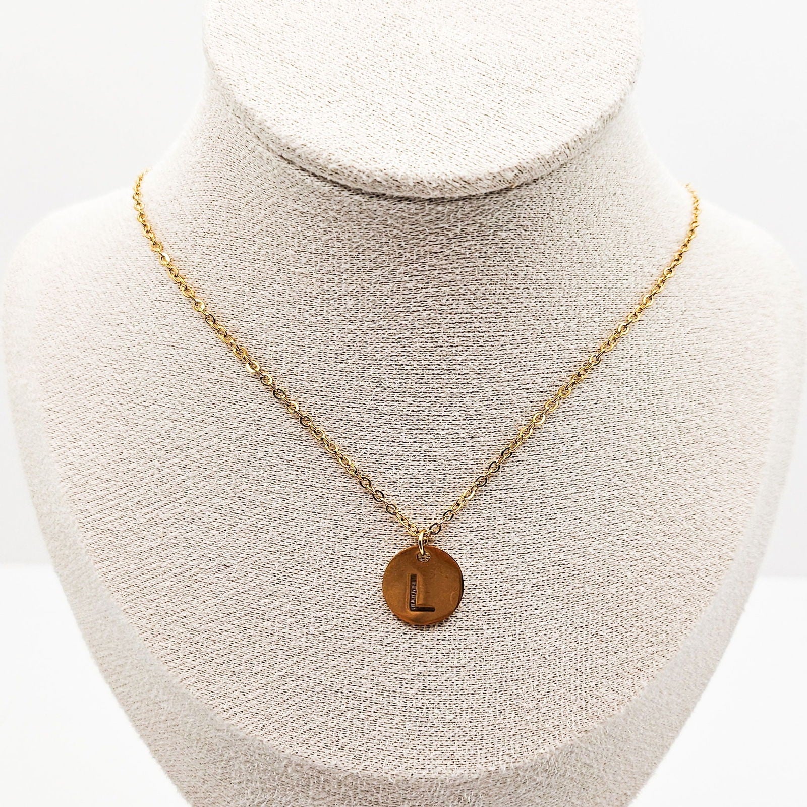 Collier médaille lettre - les precieuses