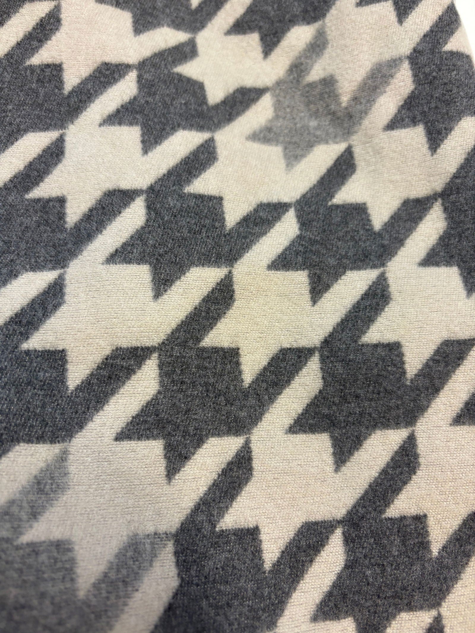 Foulard à motif gris - les precieuses