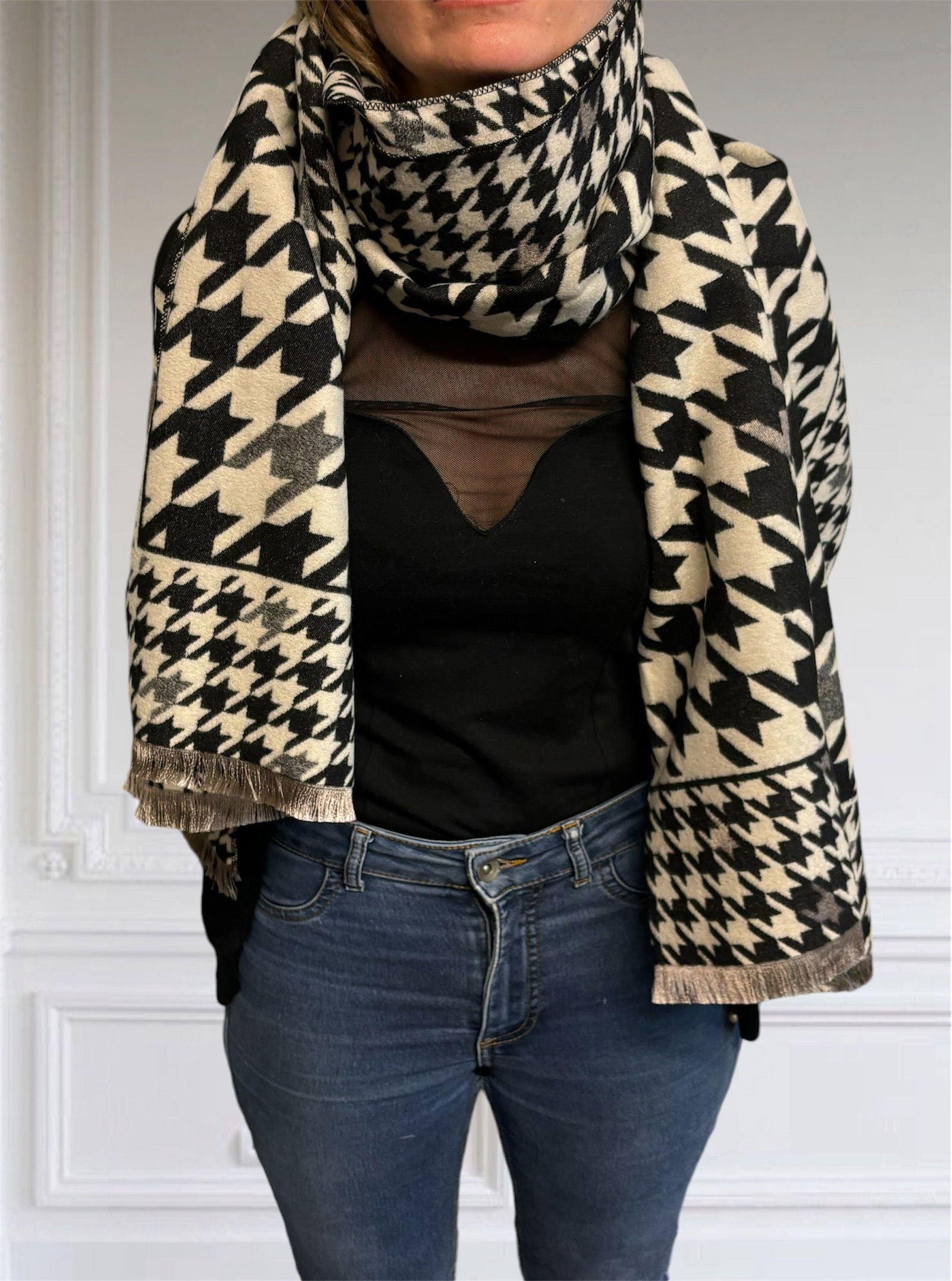 Foulard à motif noire - les precieuses