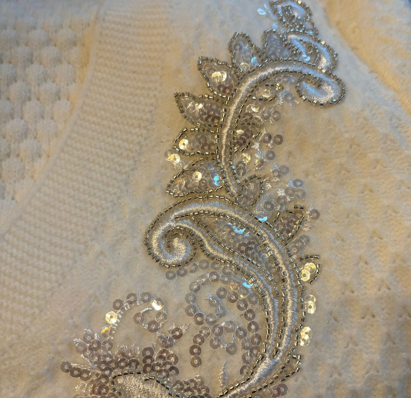 Gilet blanc brodé de perles - les precieuses