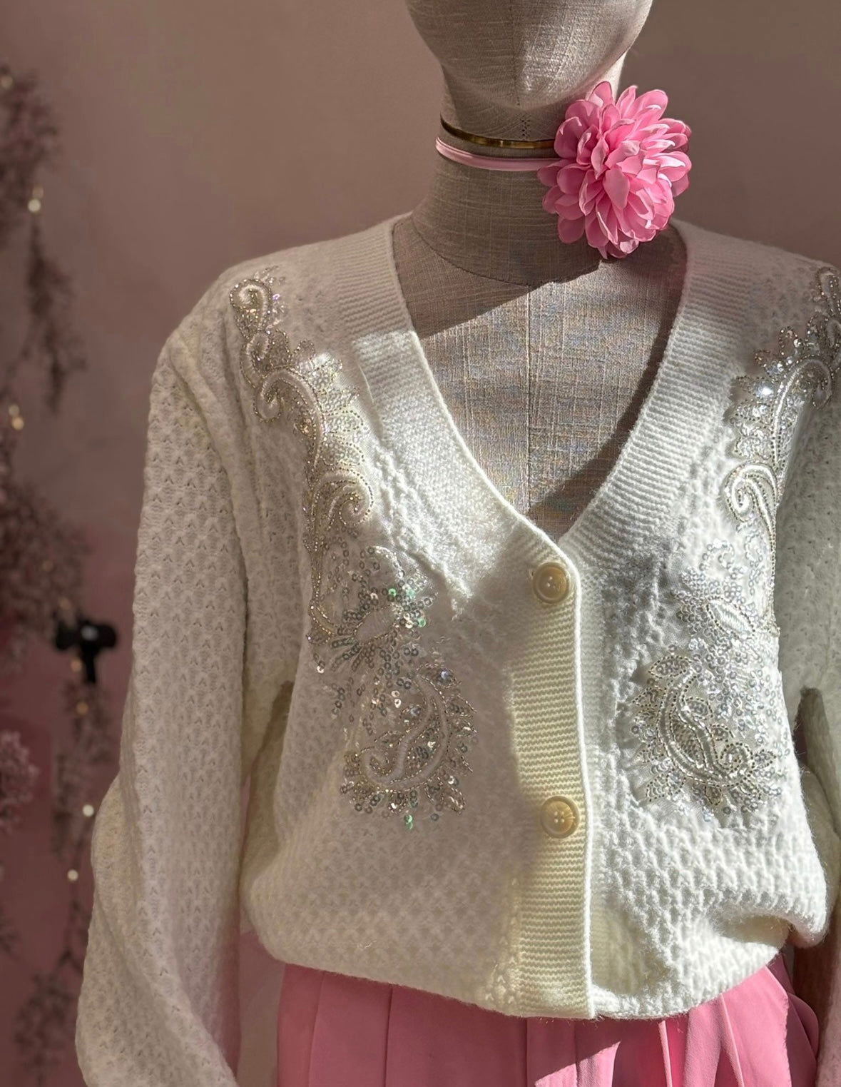 Gilet blanc brodé de perles - les precieuses