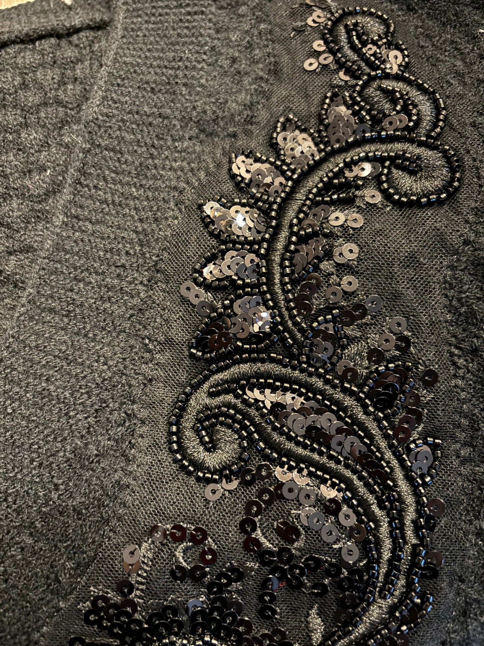 Gilet noir brodé de perles - les precieuses