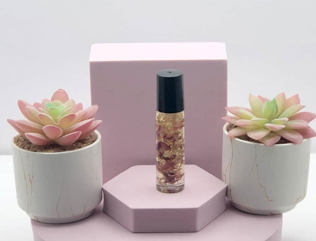Huile à lèvres aux pétales de rose rose avec flocons d'or à la pèche et mangue 10 ML - les precieuses
