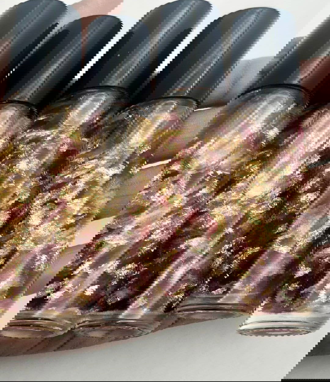 Huile à lèvres aux pétales de rose rose avec flocons d'or à la pèche et mangue 10 ML - les precieuses