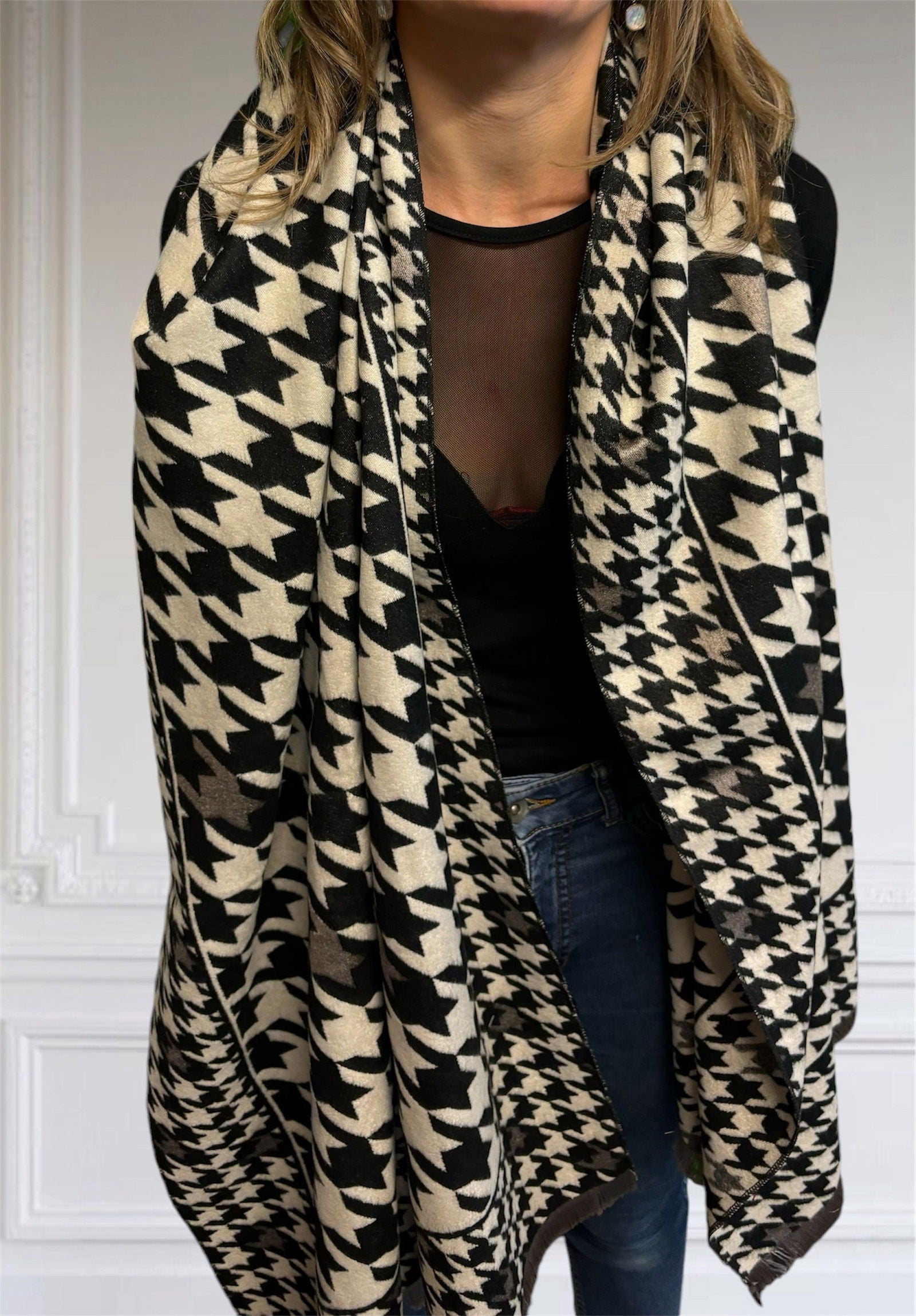 Foulard à motif noire - les precieuses