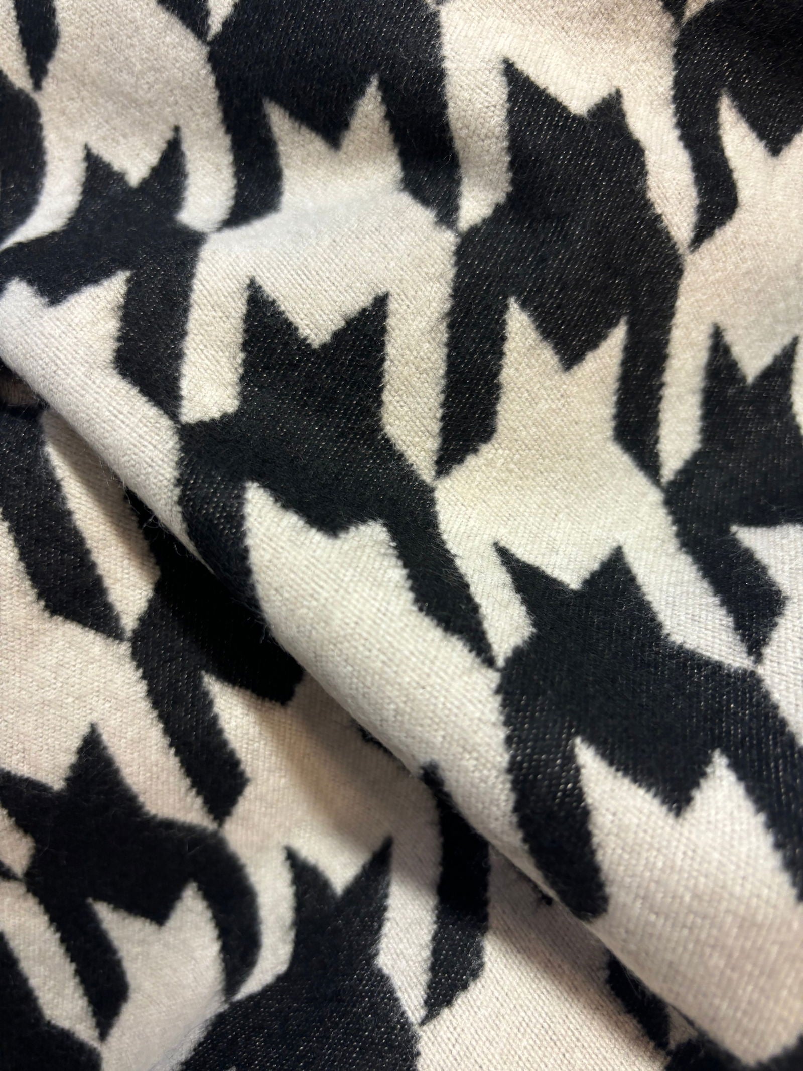 Foulard à motif noire - les precieuses